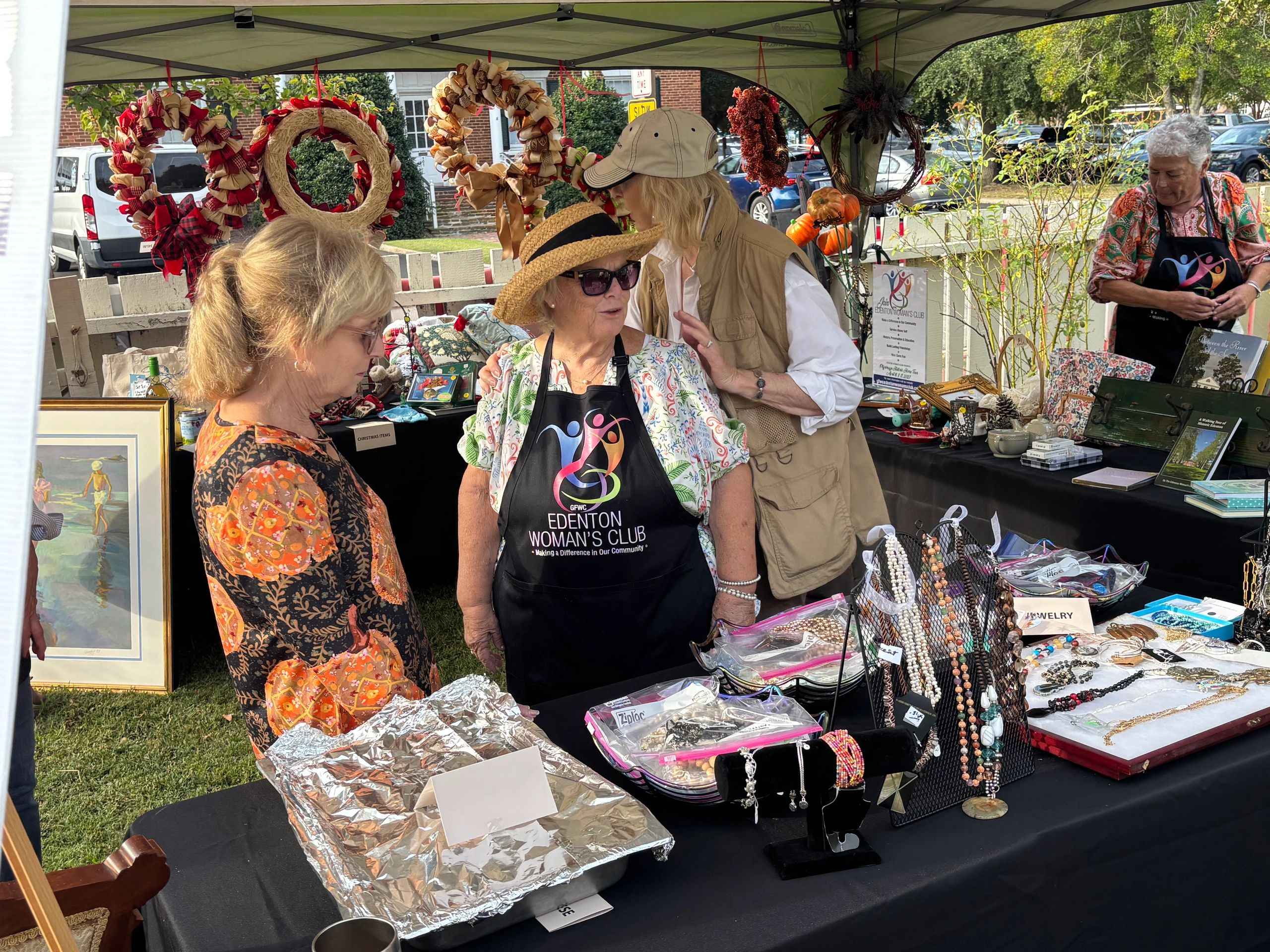Artisans Attract a Market Crowd — photo 3